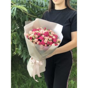 Букет из 25 кустовых роз «Мисти»