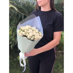 Букет из 19 кустовых роз «Акрополь»