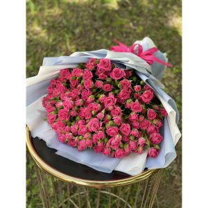 Букет из 31 кустовой розы «Фуксия»