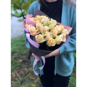 Букет из 21 розы «Сверток счастья»