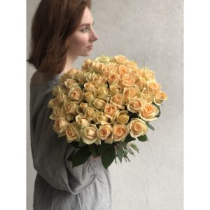 Букет из 51 розы сорта Пич Аваланш