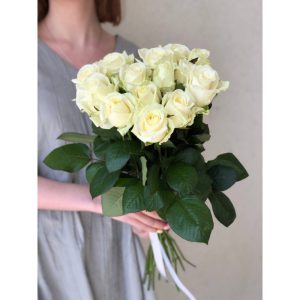 Букет из 15 белых роз «Утро»