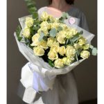 Букет из 31 розы «Айсберг»