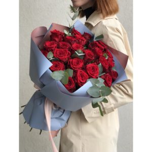 Букет «Брайтон» из 25 роз и эвкалипта