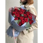 Букет «Брайтон» из 25 роз и эвкалипта