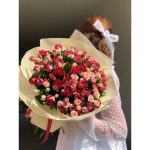 Букет из 31 кустовой розы «Моне»