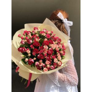 Букет из 31 кустовой розы «Моне»