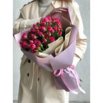Букет из 19 малиновых кустовых роз