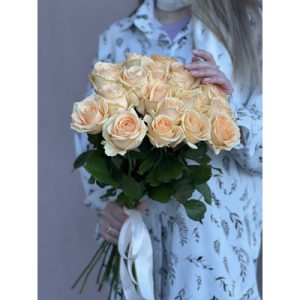 Букет из 17 персиковых роз