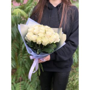 Букет из 25 белых роз «Сорбет»